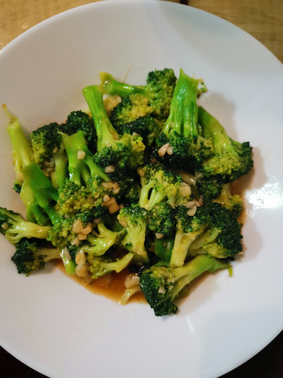 好吃到爆的耗油蒜蓉西兰花(从不修图，喜欢请关注)