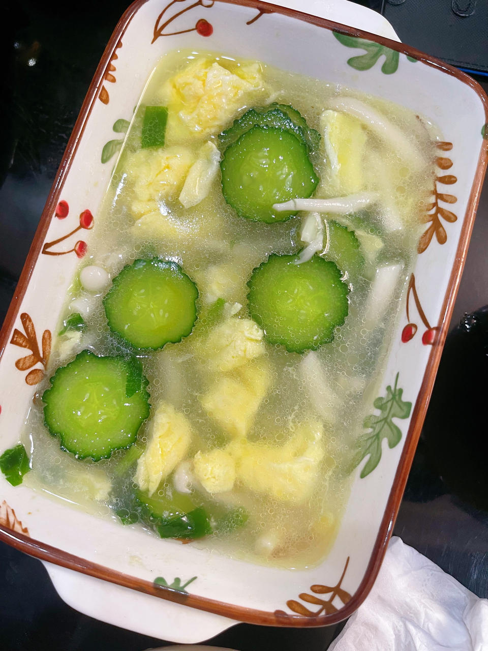 5分钟就能做好的巨鲜美的菌菇黄瓜汤