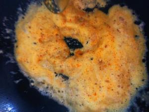咸蛋黄豆腐煲                        （蟹黄豆腐）的做法 步骤3