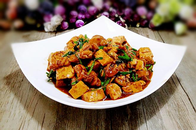 韭菜鸡腿肉炖豆腐的做法