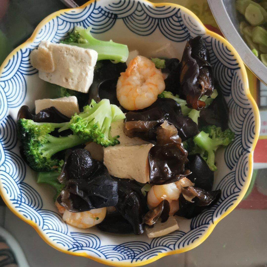 西兰花虾仁豆腐汤