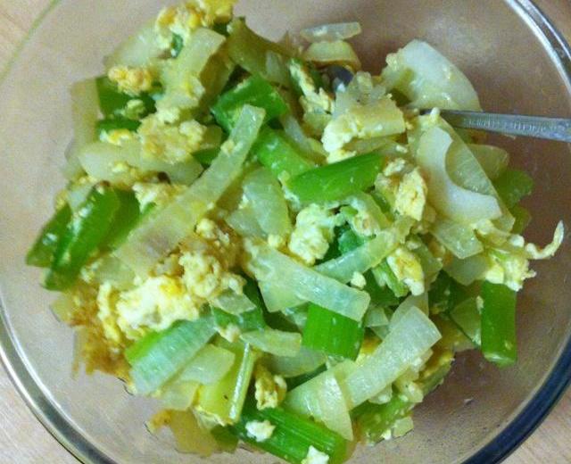 洋葱芹菜炒蛋的做法