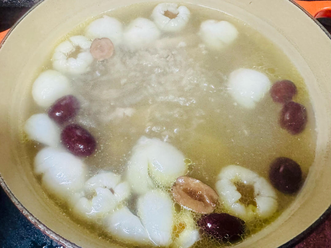清甜爽口的荔枝炖鸡汤