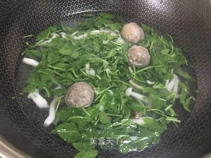 荠菜双菇肉丸汤的做法 步骤6