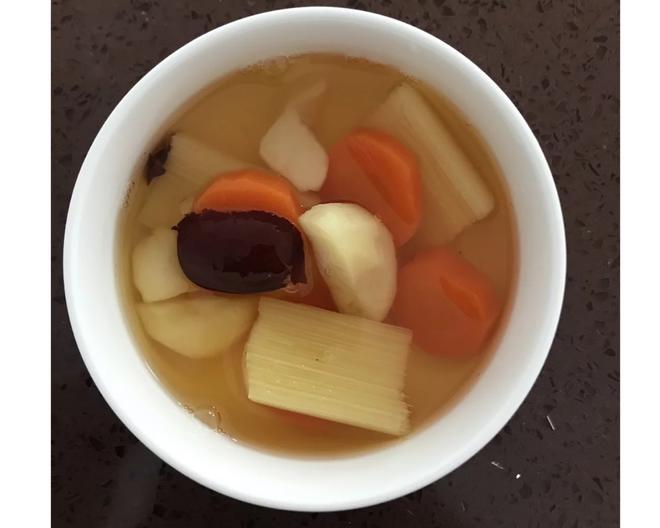 东北冬天来一碗马蹄甘蔗胡萝卜大枣水的做法