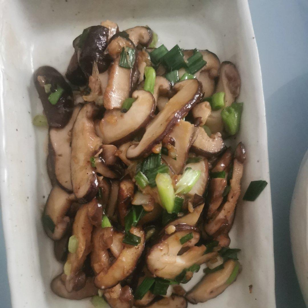 分享一个香菇好吃的做法，不用烧鸡不用炖汤，简单炒一炒，真香