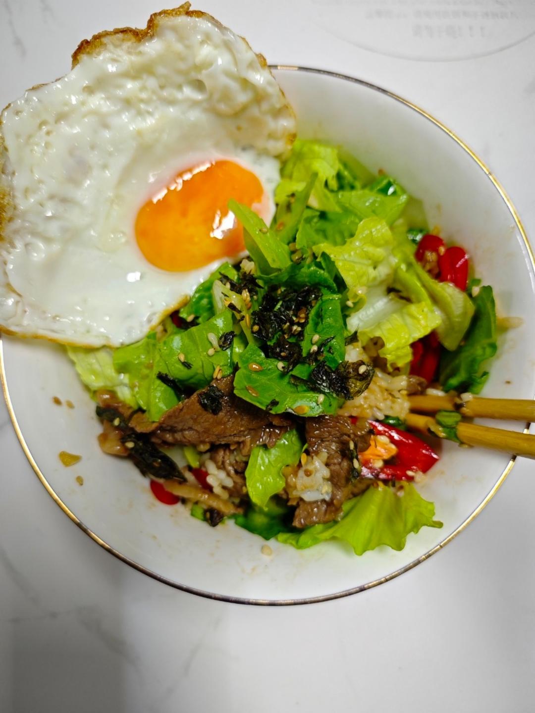 生菜牛肉拌饭