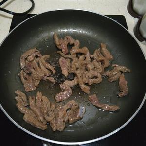 黑椒牛肉炒意粉的做法 步骤4