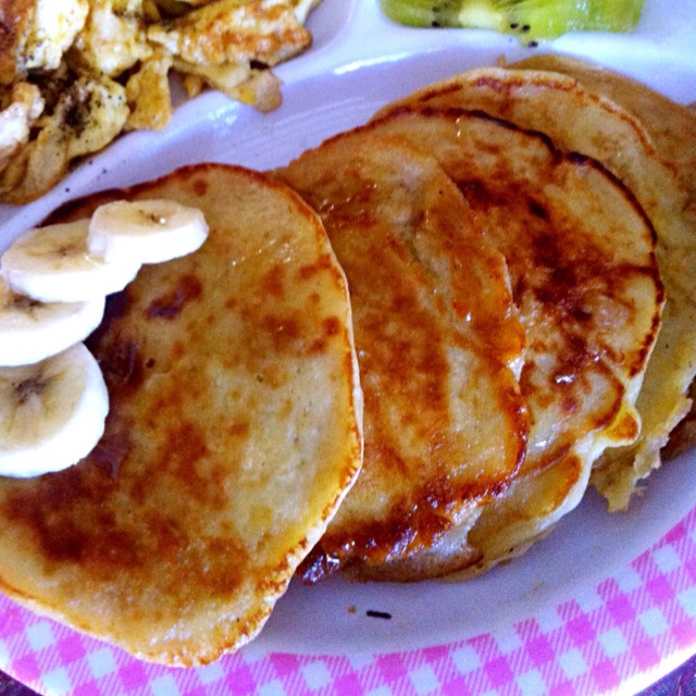 【酸奶松饼yogurt pancake】，搭上黑莓果酱和枫糖的美味。