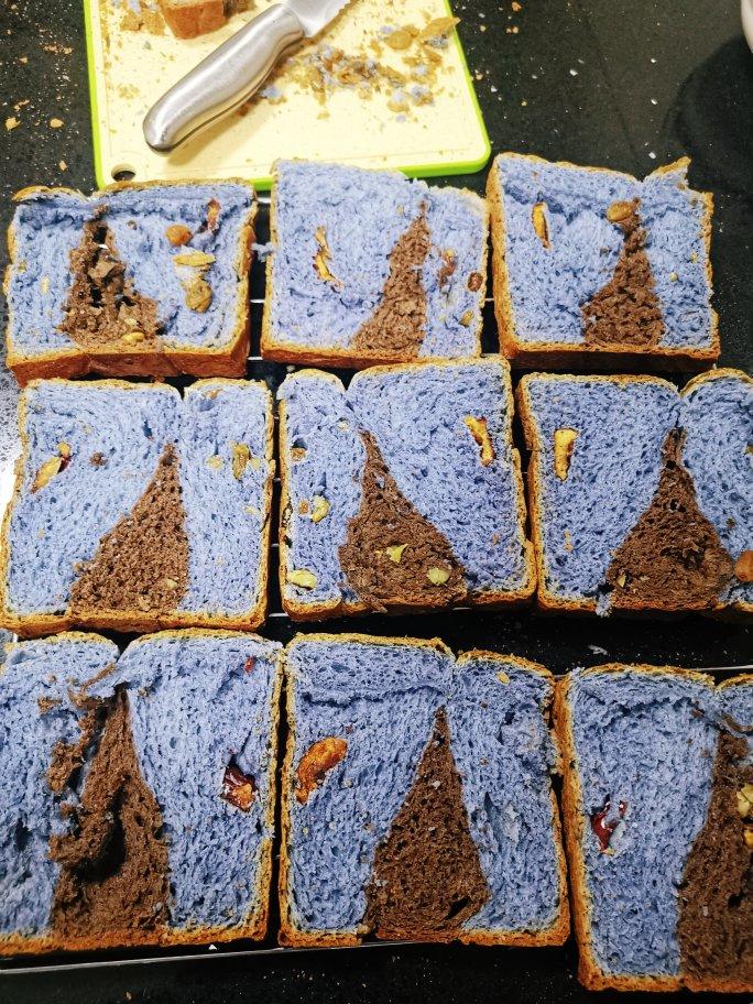 用美食向大师致敬：蝶豆花梵高“星空”吐司B12