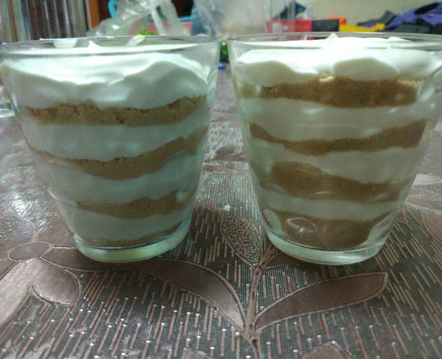 钙奶饼干版杯子蛋糕的做法