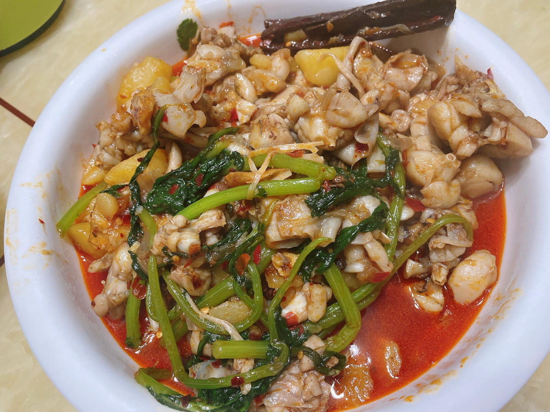 哦吼，软糯的鸡爪，鲜嫩的牛蛙，这锅鸡爪牛蛙煲真真可以吃得连汤汁都不剩！