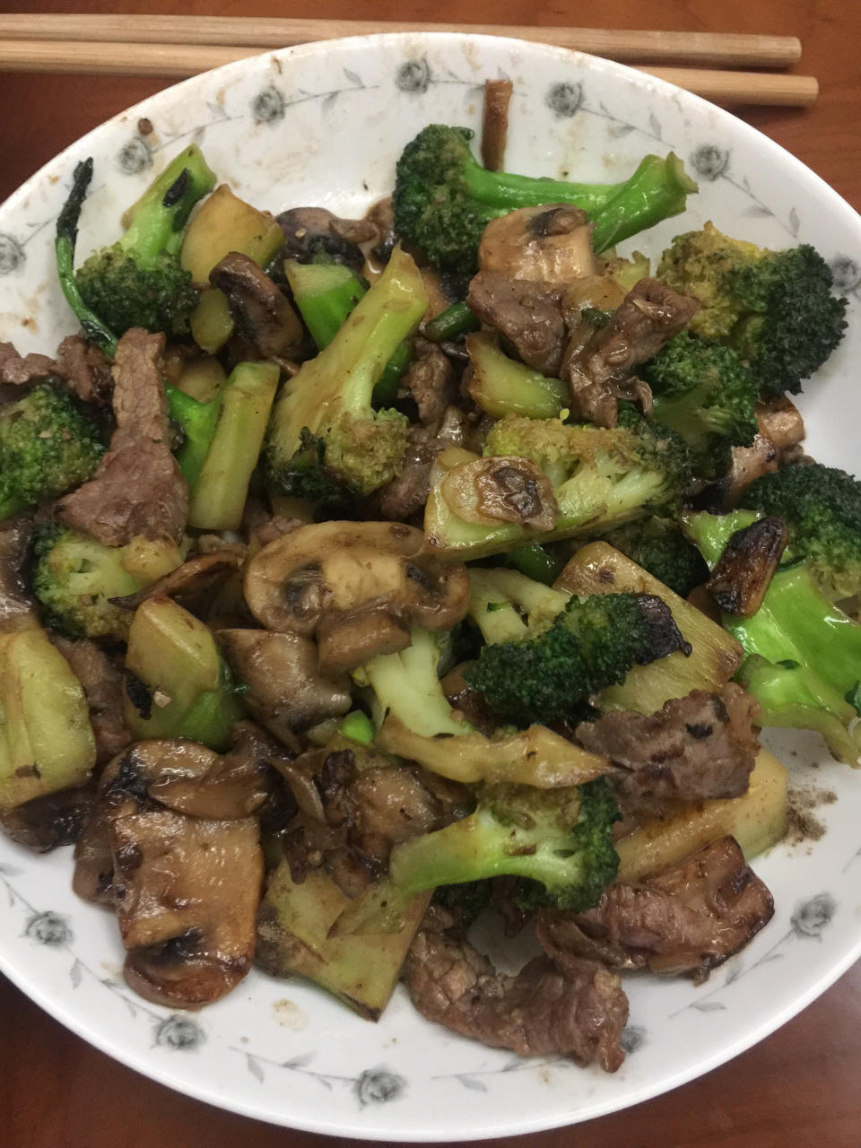 鲜美可口❗️清爽好吃的西兰花炒口蘑，超简单～