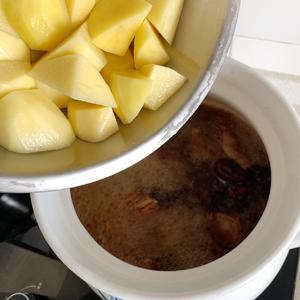 五香牛腩炖土豆的做法 步骤6