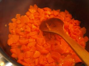 藏红花奶油芝士胡萝卜浓汤配大蒜培根橄榄油煎面包粒的做法 步骤1