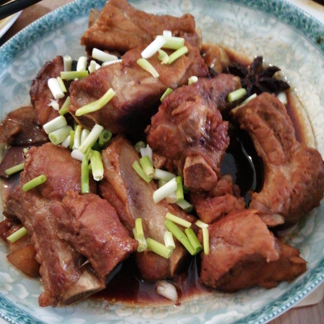 不加任何香料的红烧牛肋排段