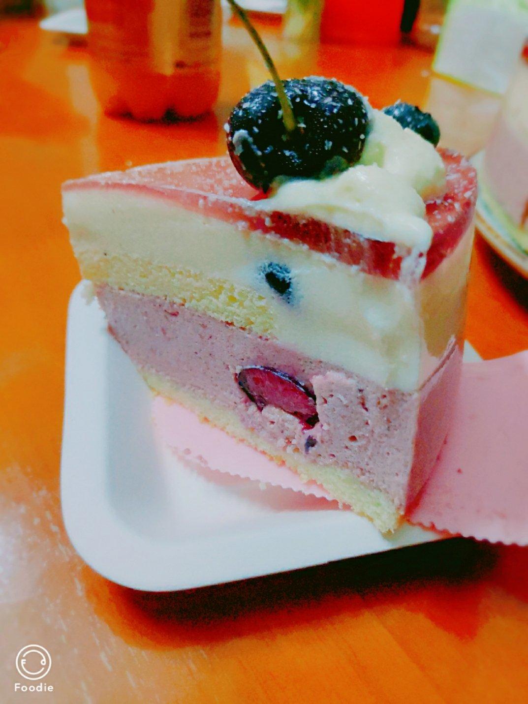 8寸樱桃酸奶慕斯蛋糕