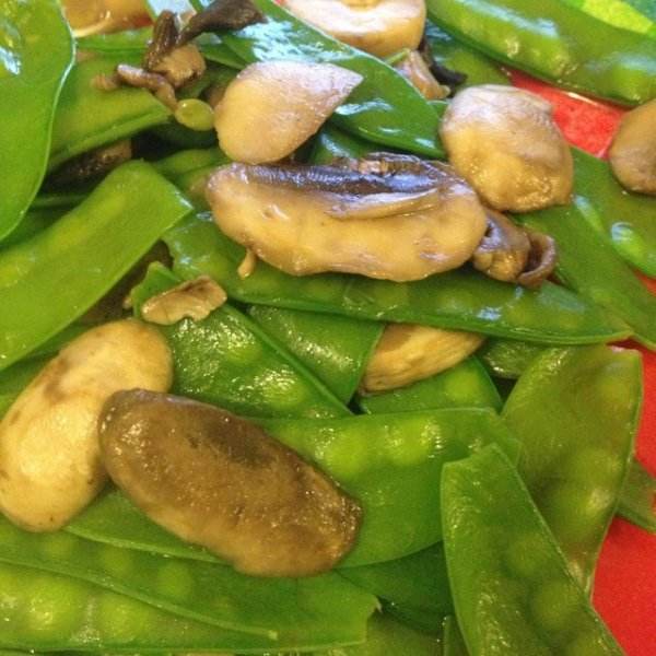 午餐：蘑菇荷兰豆炒鸡肉514kcal的做法