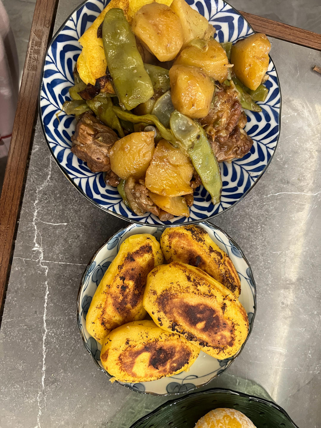 锅贴玉米面饼子