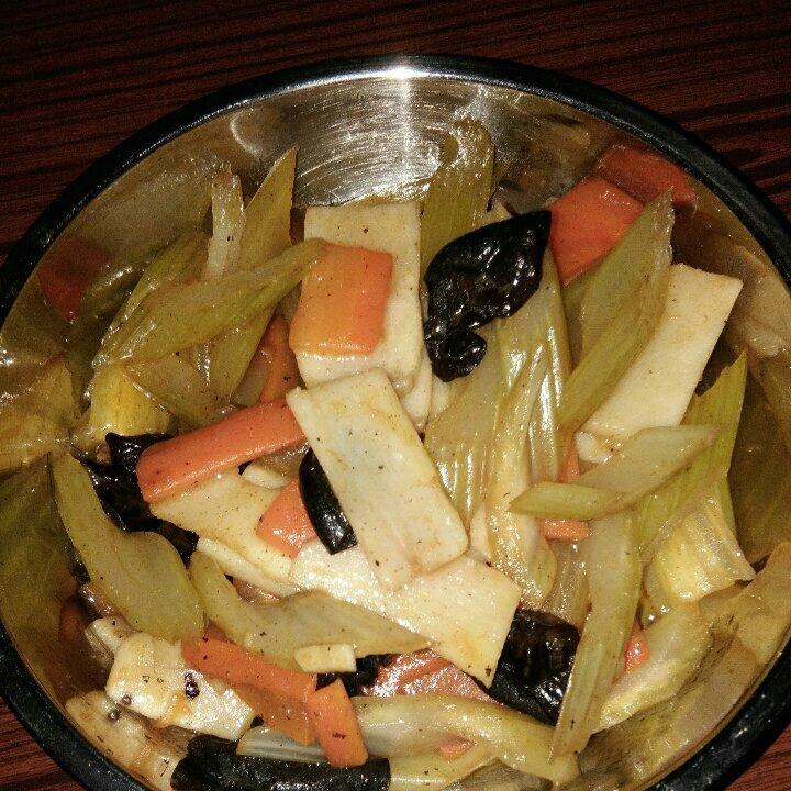 胡萝卜木耳炒芹菜