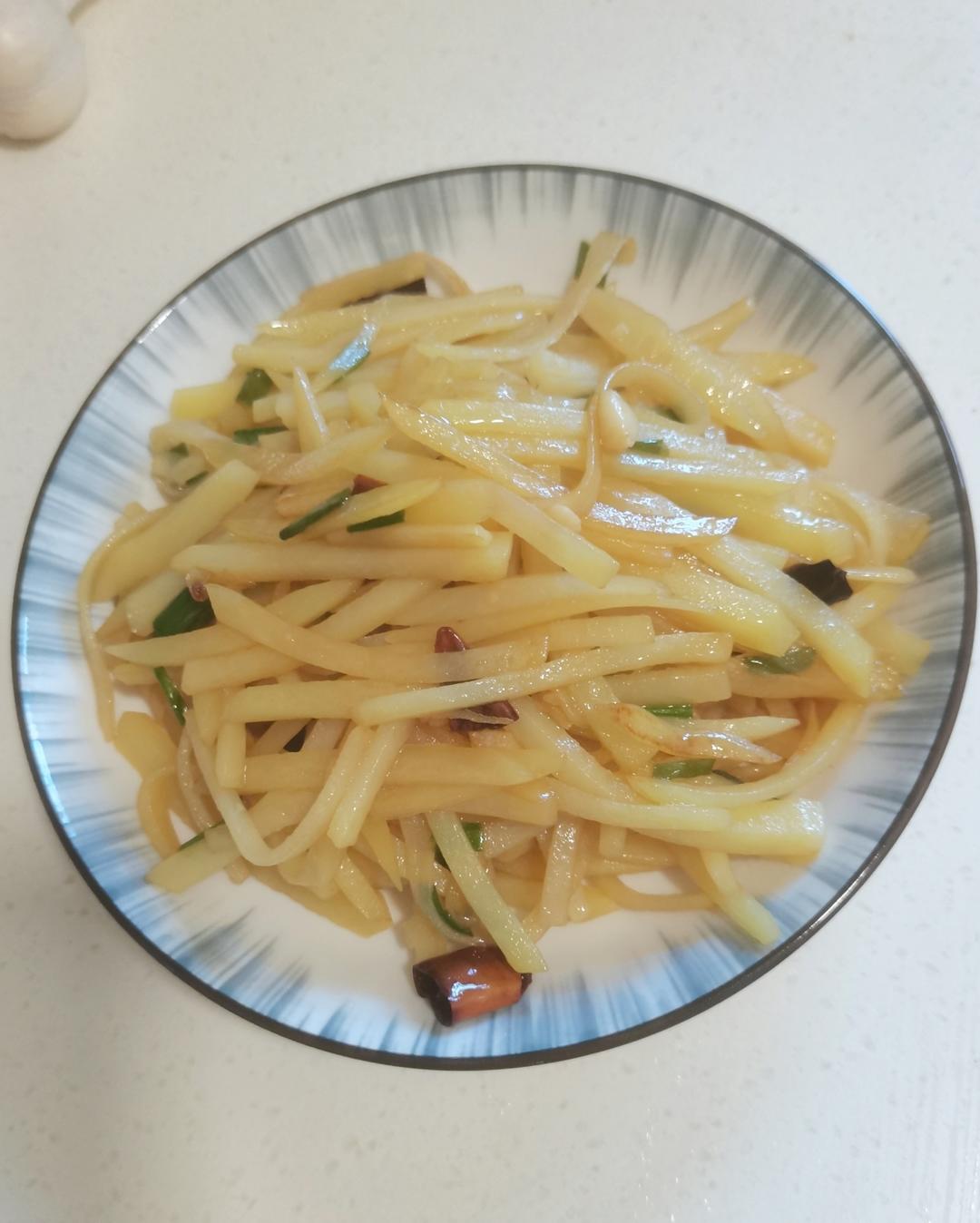 厨师长教你：“炝炒土豆丝”的家常做法，口感爽脆
