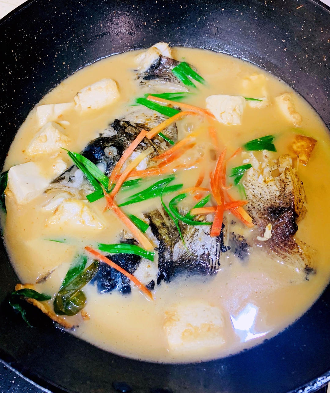 铎宝的麻麻做的鱼头豆腐汤