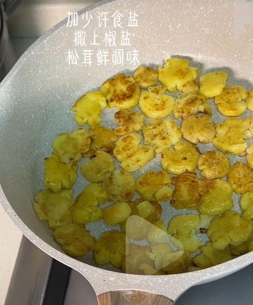 椒盐土豆饼  椒盐鸡翅   椒盐排骨  豆腐炖土豆  椒盐里脊  海带豆腐炖土豆的做法 步骤4