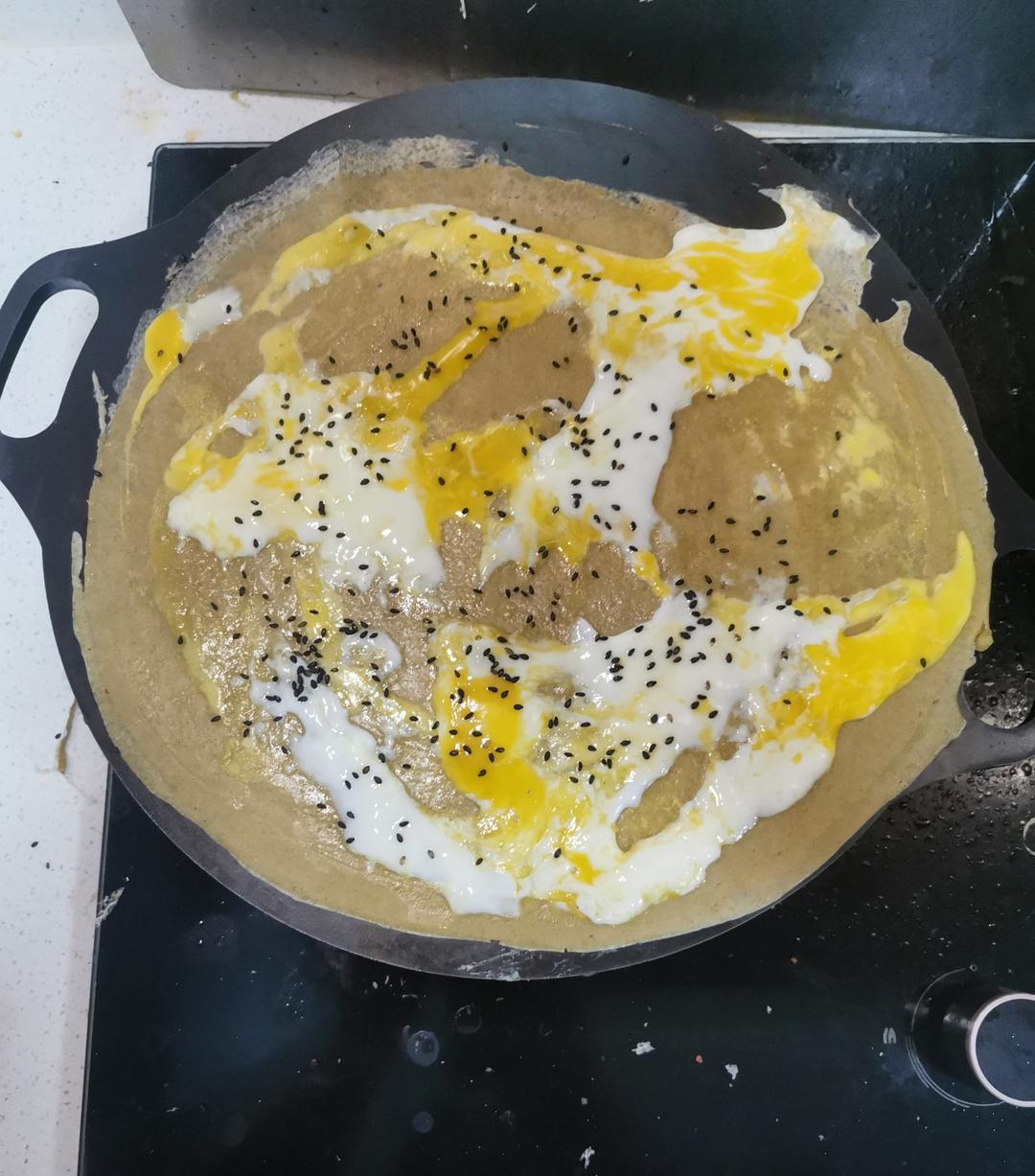 天津传统小吃——煎饼果子 在家也能摊 早餐更丰富