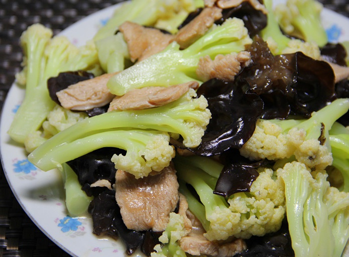 珍惠子做的肉片木耳炒花菜