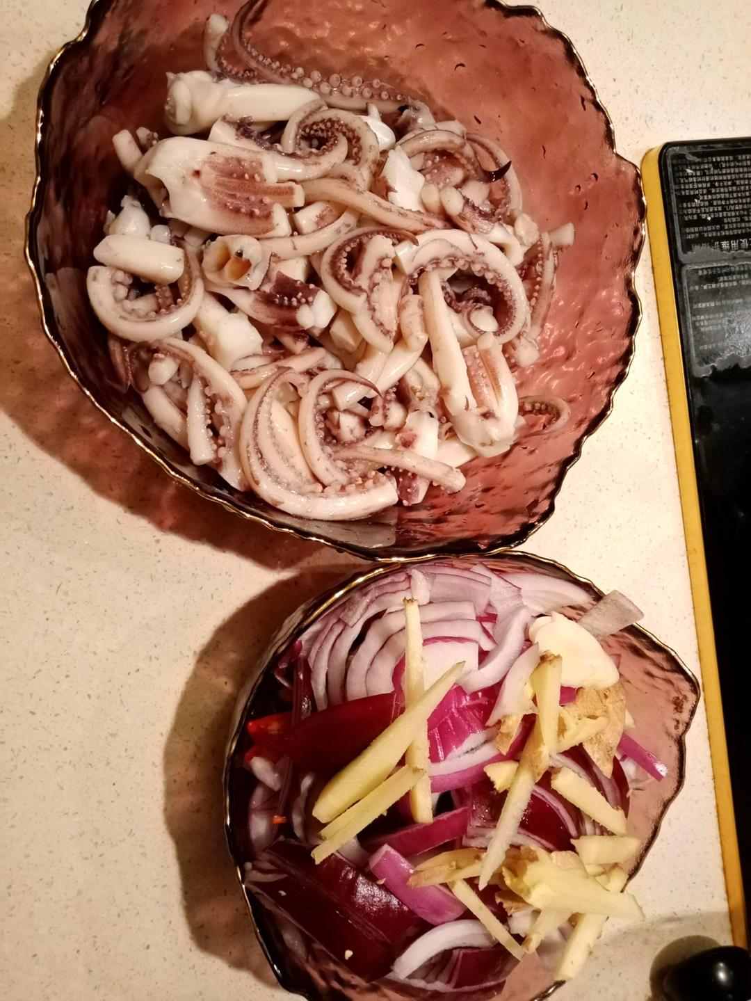 爆炒鱿鱼须，加上这一步，可以与铁板鱿鱼媲美