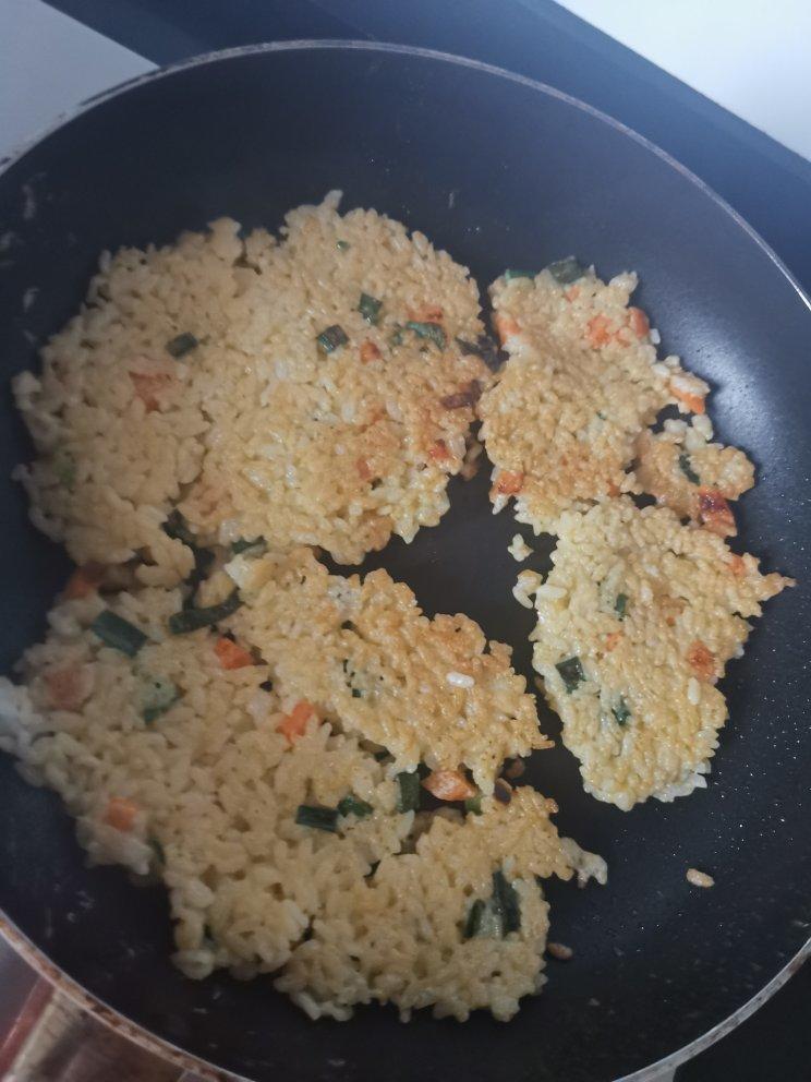 米饭蛋饼（剩米饭煎蛋饼）