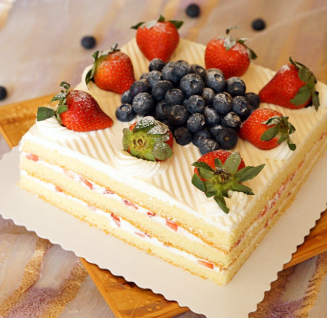 爱吃一号-1做的方形水果夹层蛋糕