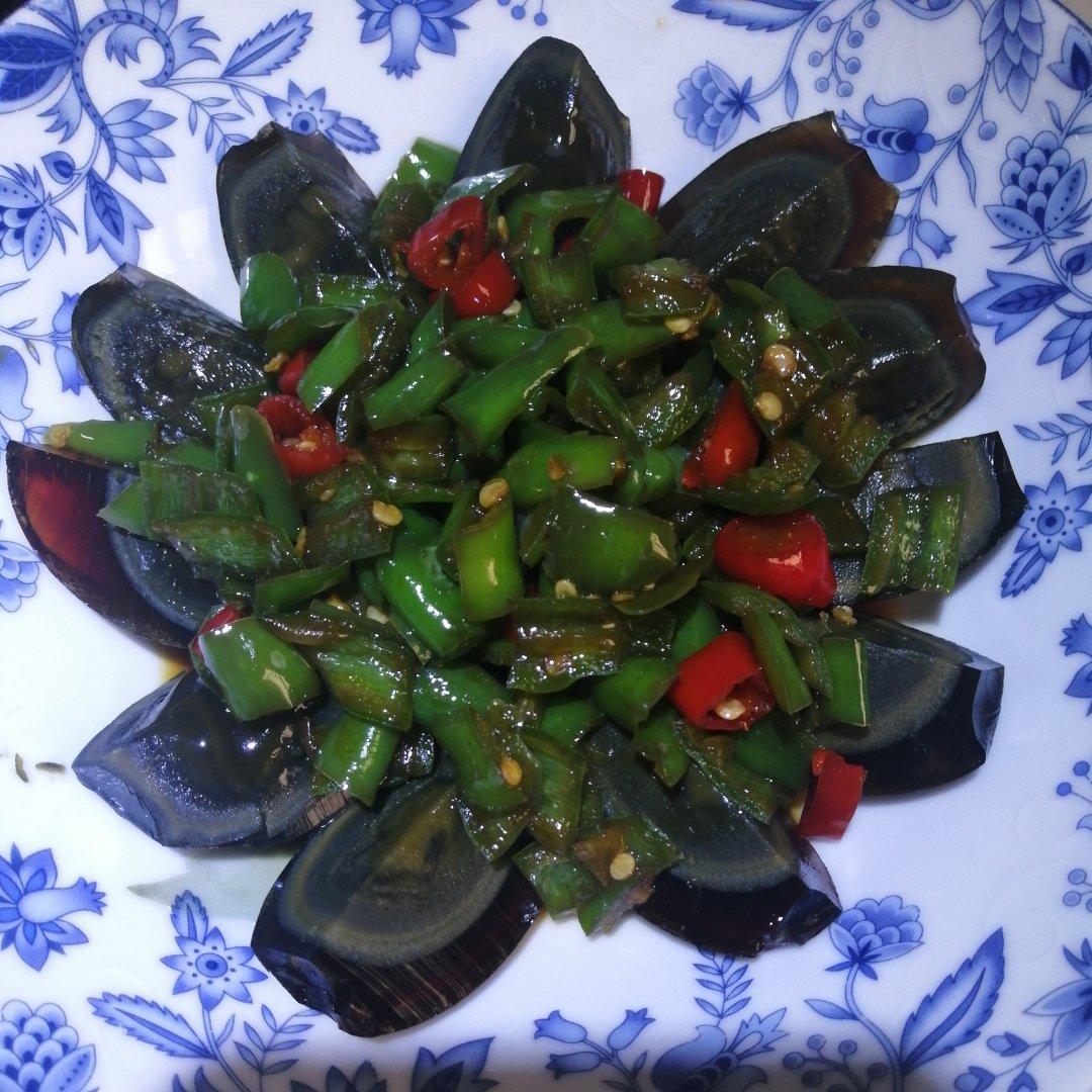 简单好吃的青椒拌皮蛋，微辣的佐酒小菜