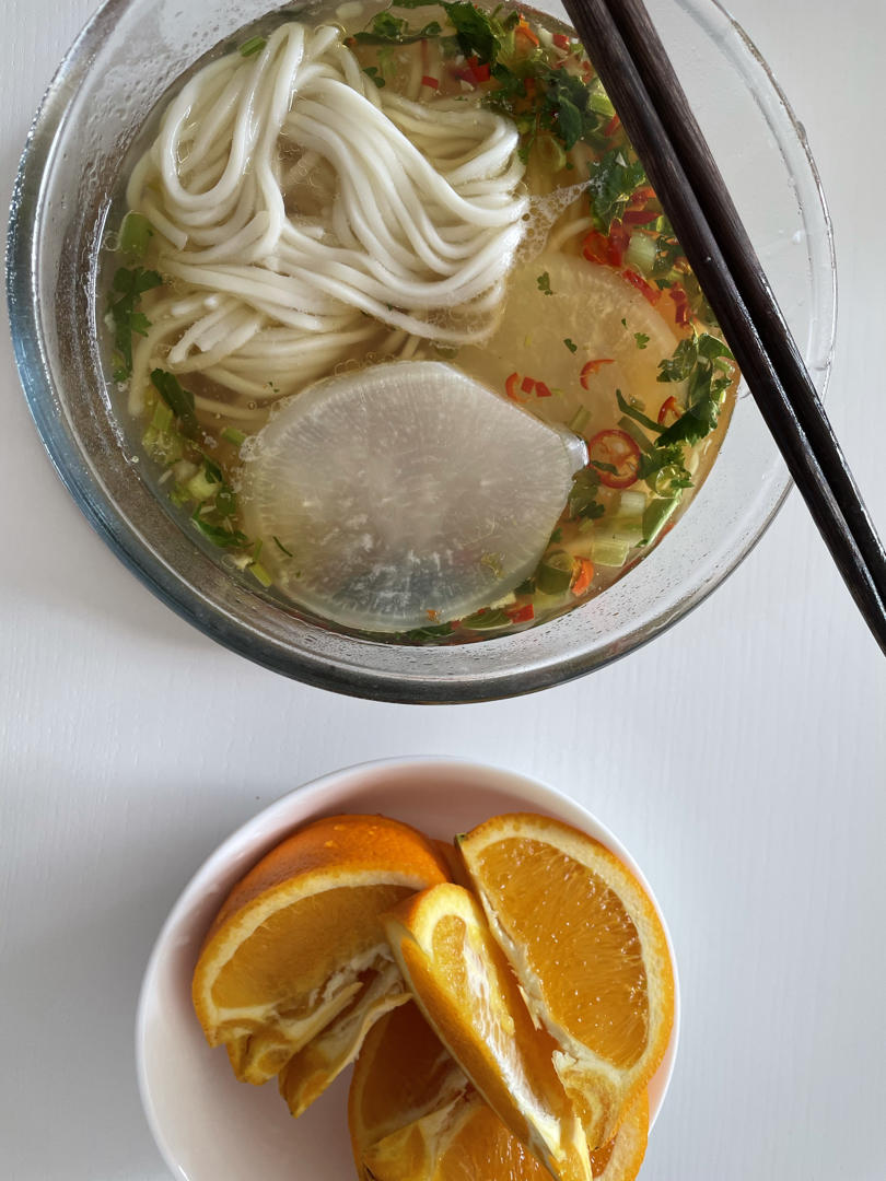 一碗清汤面 🍜 —— 秋日里的治愈系