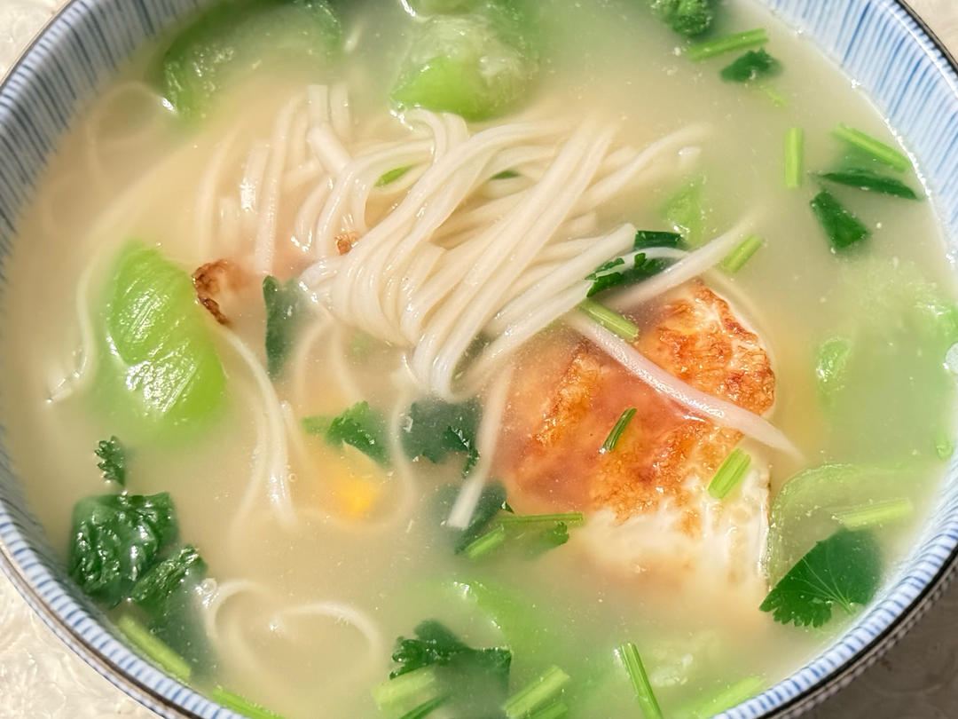 煎蛋丝瓜热汤面