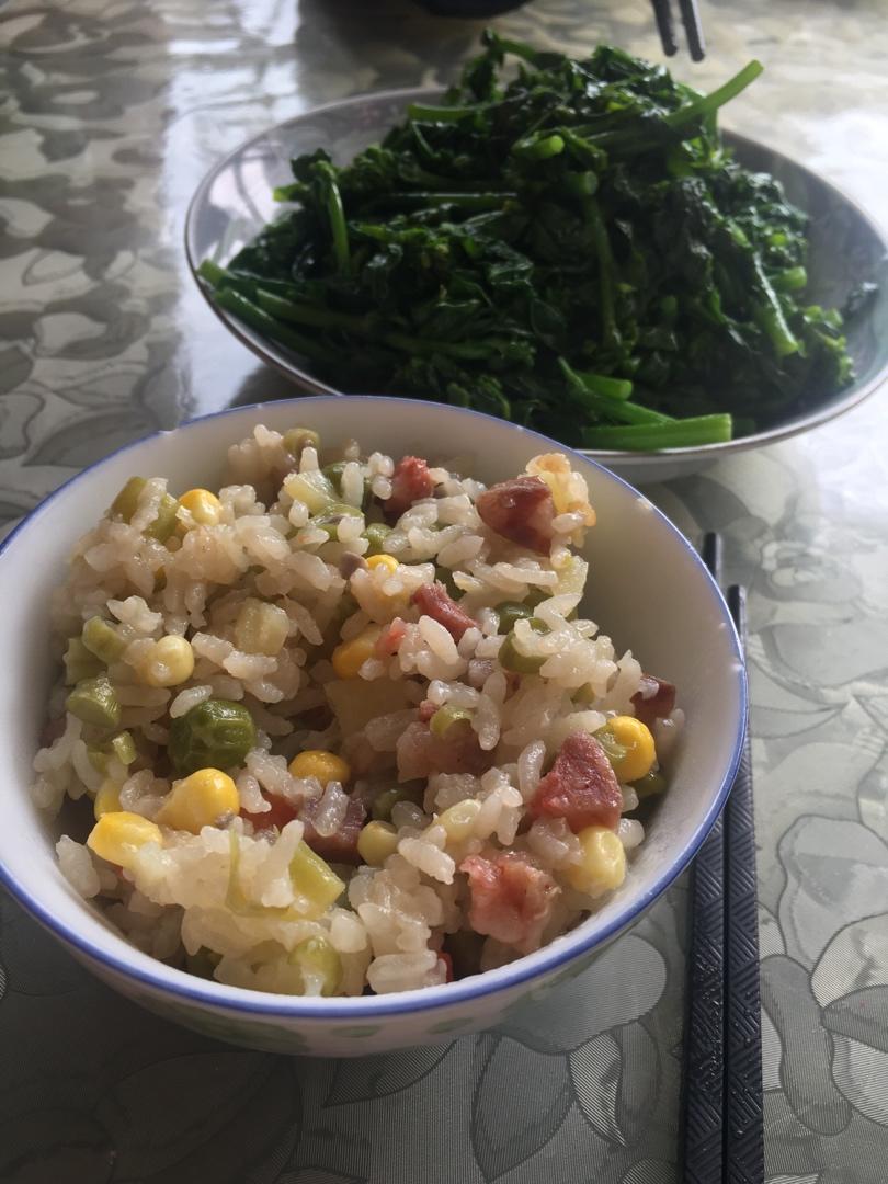 超快手的电饭锅腊肠焖饭