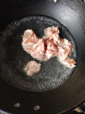〈辣豆瓣酸菜炒羊肉〉，一级棒👍，欣小厨 😉的做法 步骤1