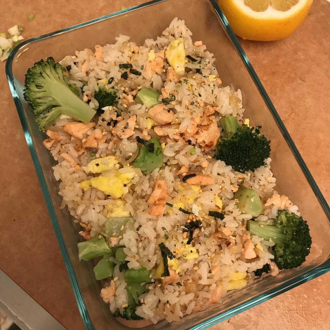 蒜香黄油三文鱼炒饭