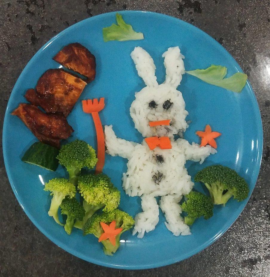 咕噜噜的大火锅做的创意儿童餐之兔子拔萝卜