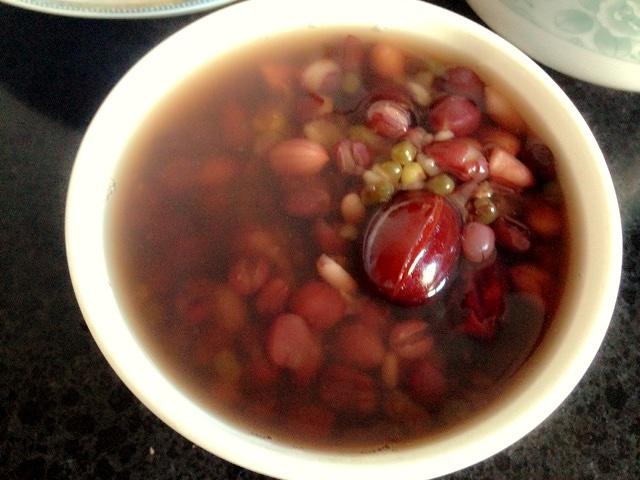 红豆绿豆花生红枣汤（高压锅版）的做法