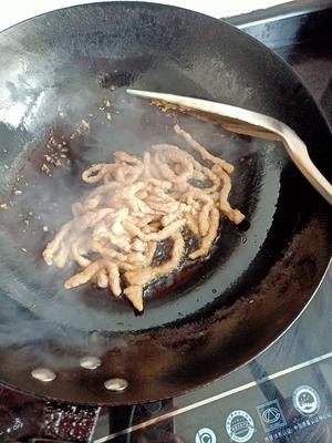 芹菜炒肉的新方法（这样炒出来的芹菜脆，肉丝嫩滑）的做法 步骤4