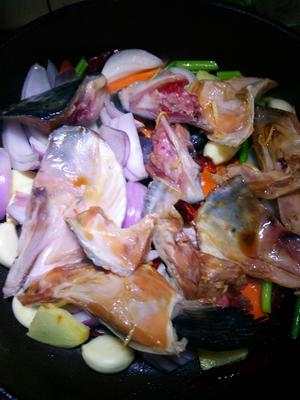 干锅三文鱼头小海鲜的做法 步骤5