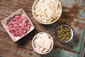 雪菜茭白肉丝炒年糕的做法 步骤1