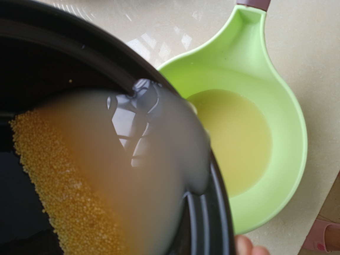山西米脂小米粥【厚厚米油】的做法 步骤2