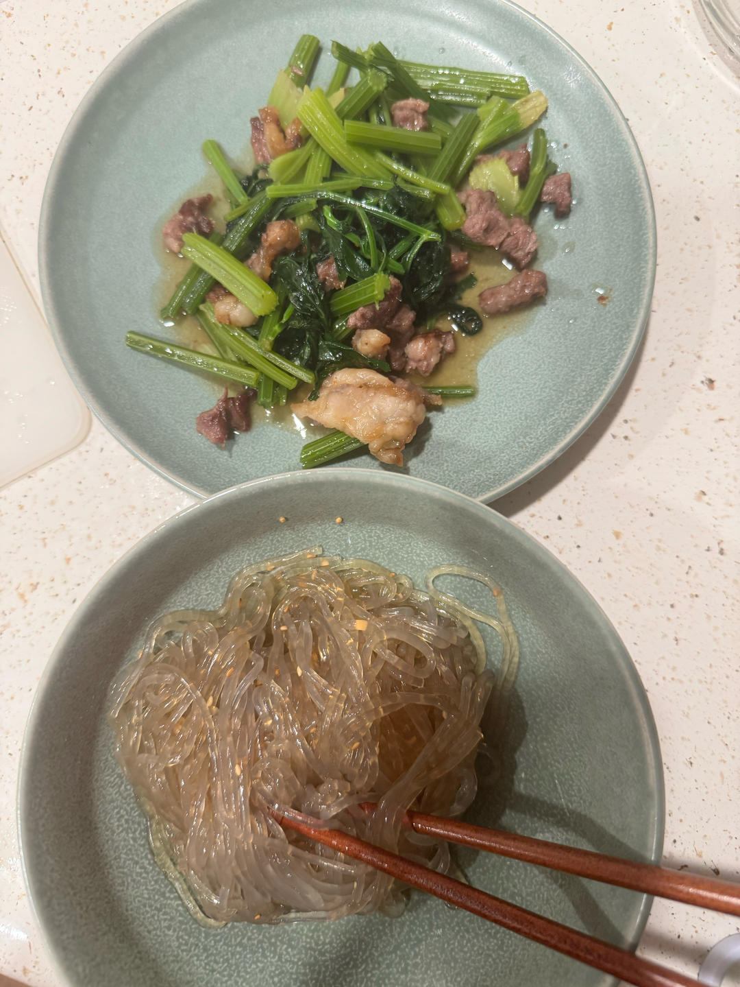 简易晚餐 - 芹菜炒肉+红薯粉丝