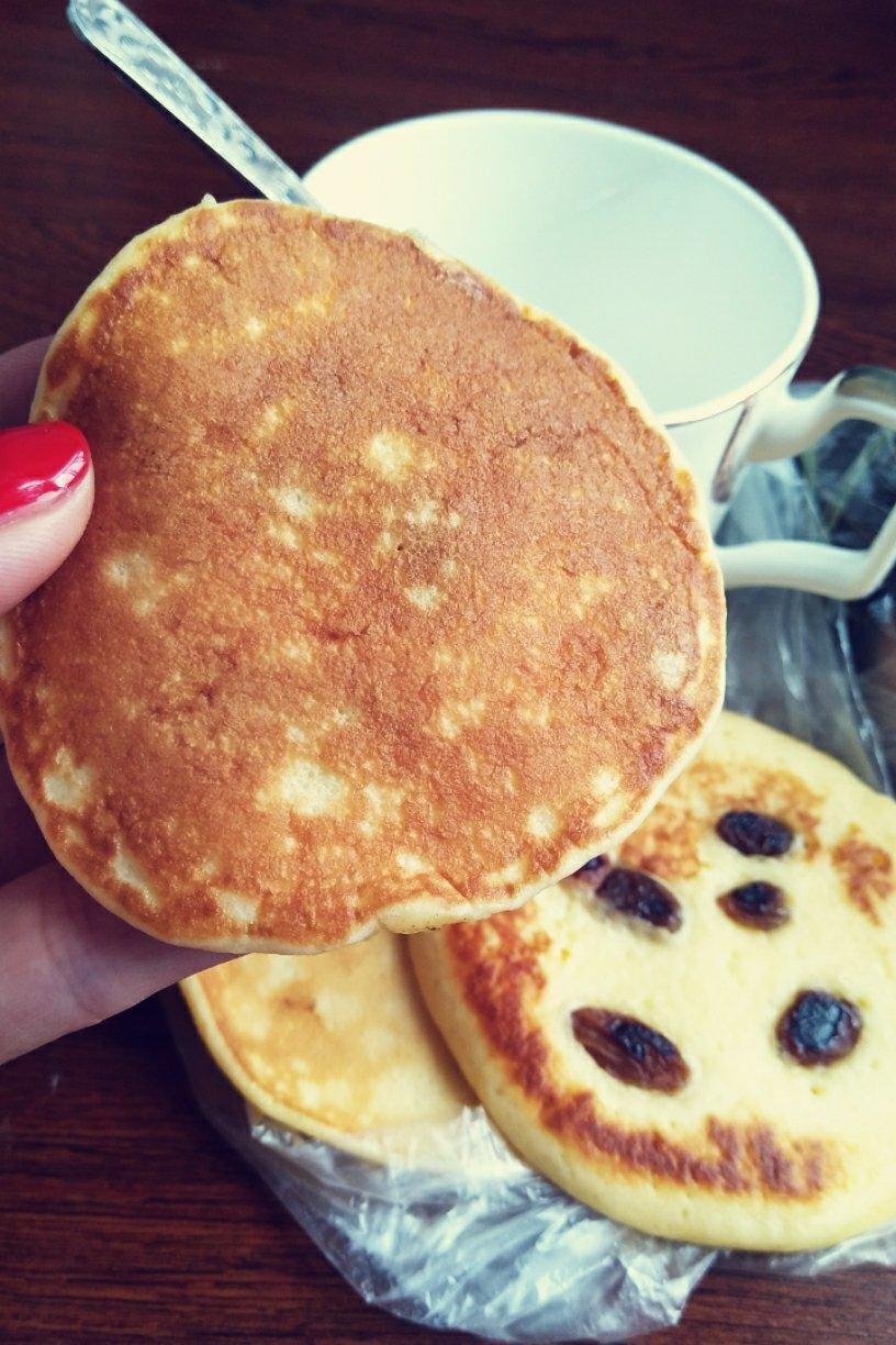 【酸奶松饼yogurt pancake】，搭上黑莓果酱和枫糖的美味。