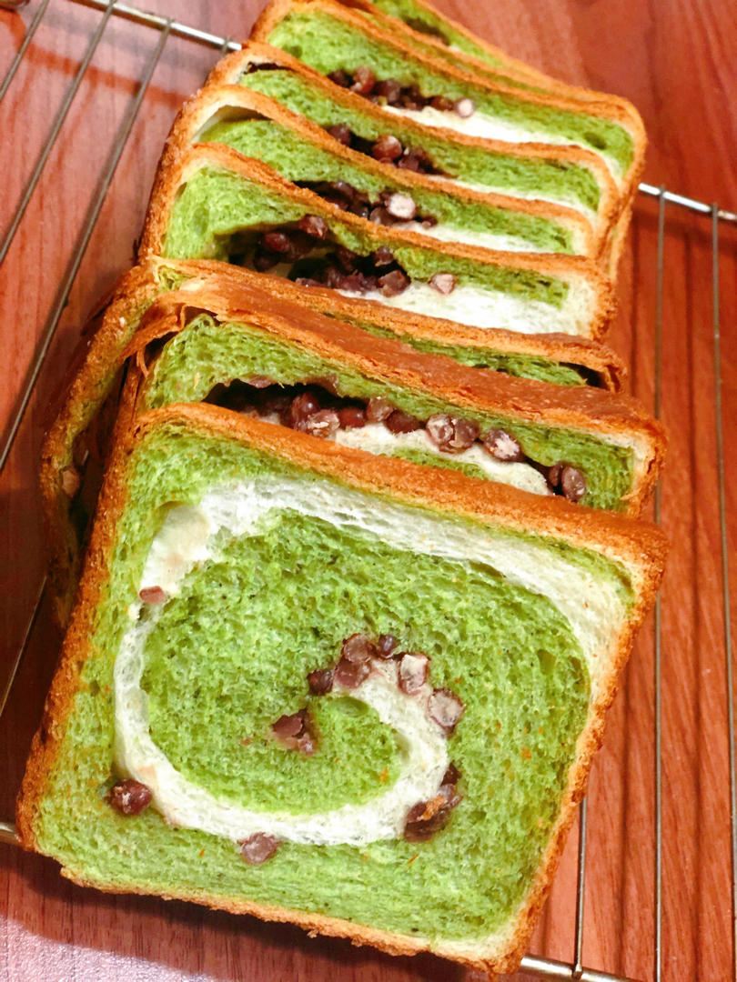清香柔软的抹茶红豆吐司