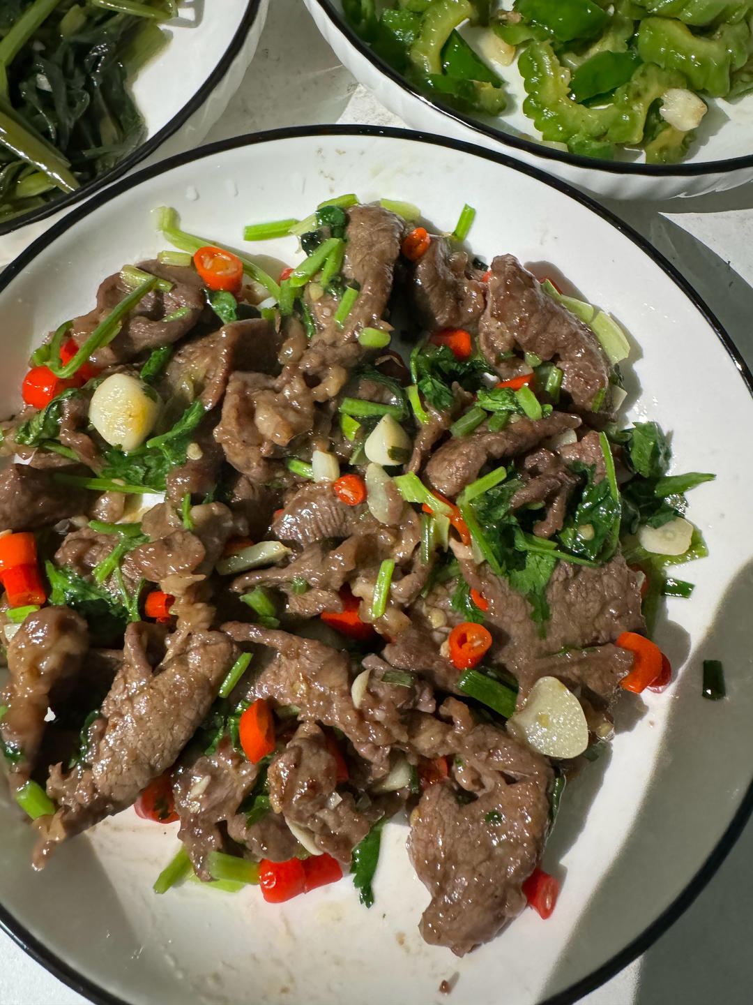 香菜炒牛肉，香辣下饭，爱吃香菜的朋友看过来，拌饭绝了