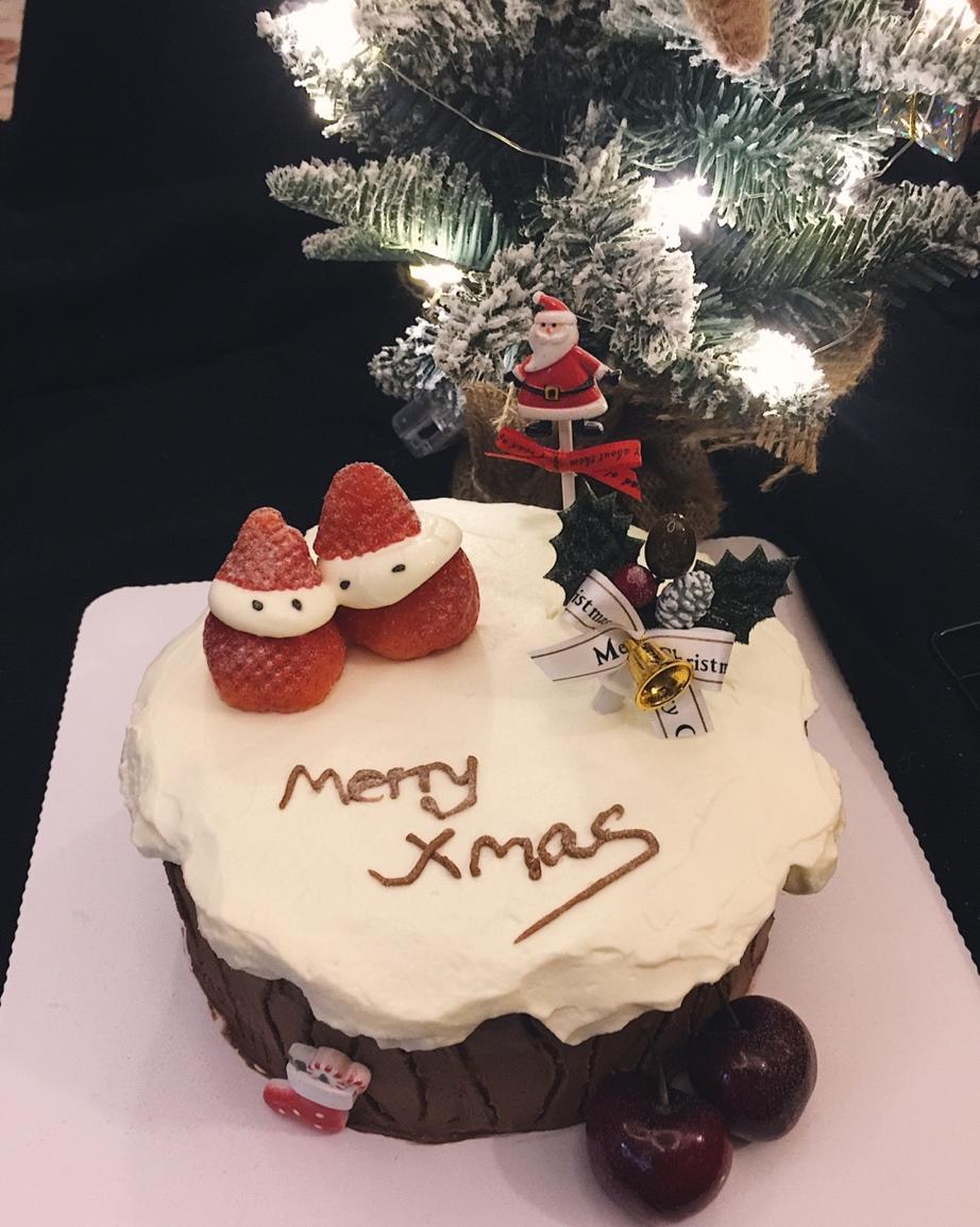 积雪树桩圣诞蛋糕