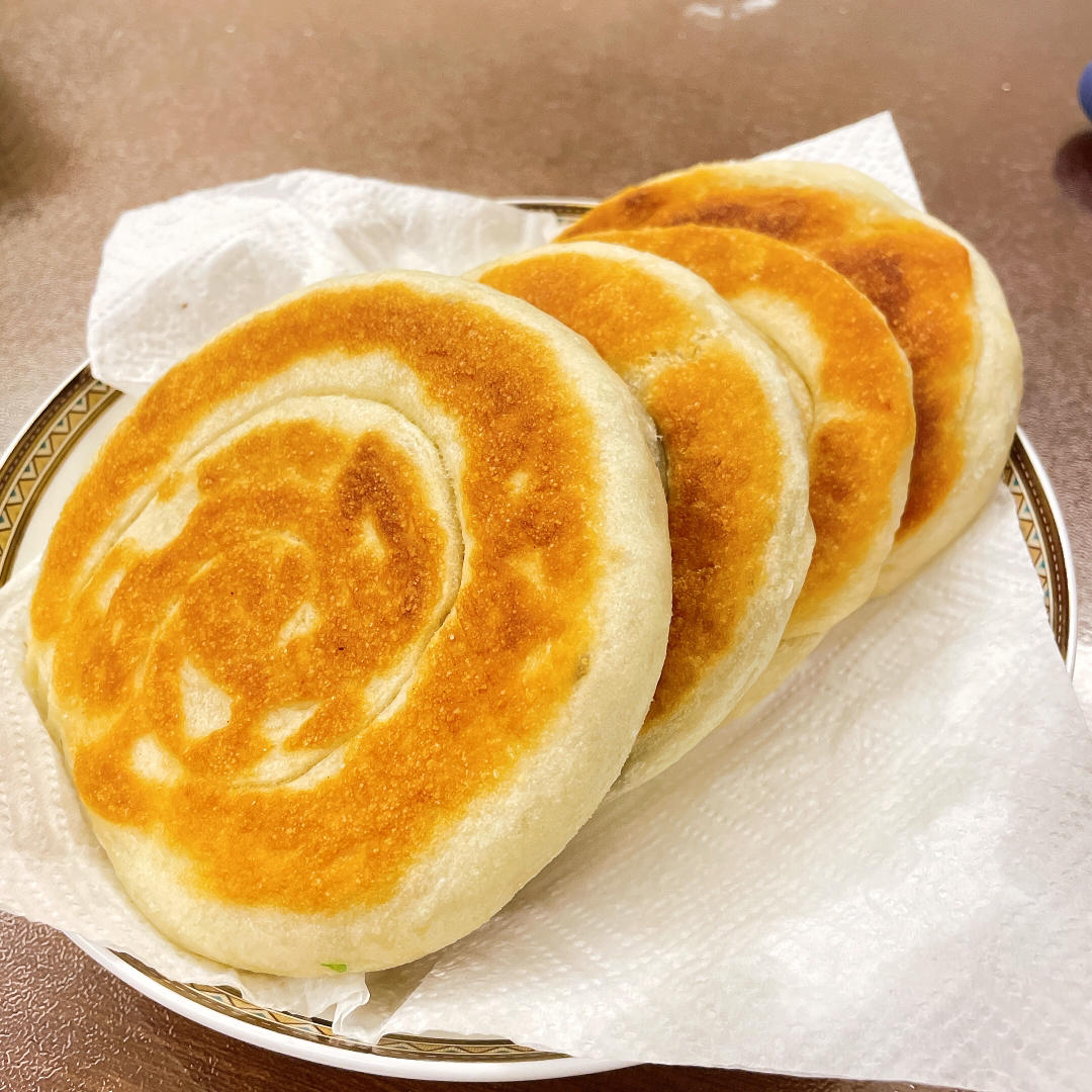 太阳底下无心事做的早餐店爆款发面饼葱花饼夹心豆沙饼